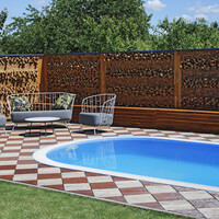 Akátový plot doma u bazénu